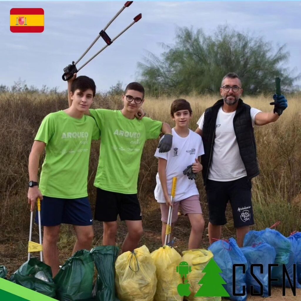 Equipo de Arqueoplogging en una jornada de limpieza en Gerena.