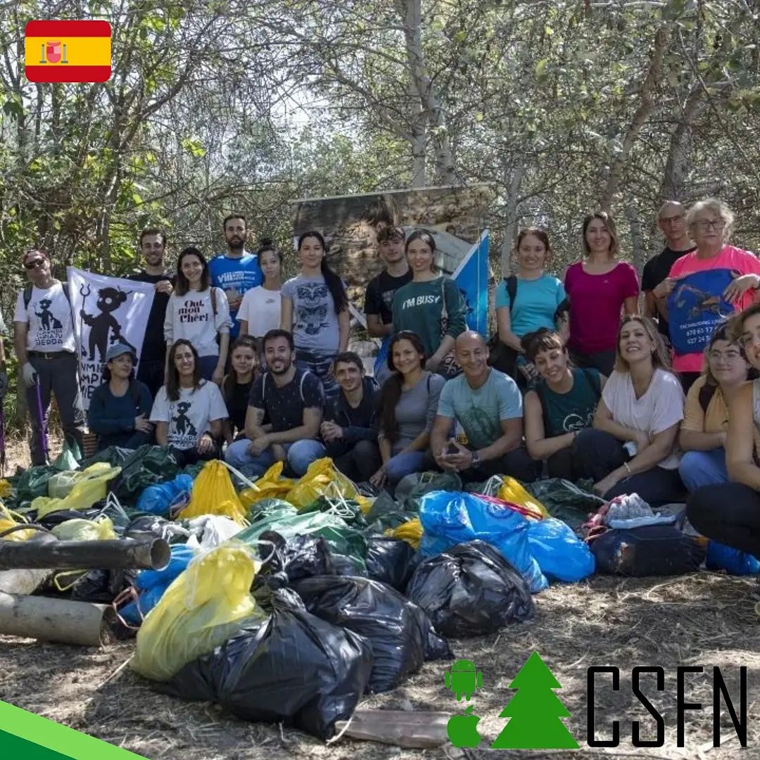 Grupo de voluntarios "Enmienda Limpia tu Mierda" durante una limpieza en Madrid