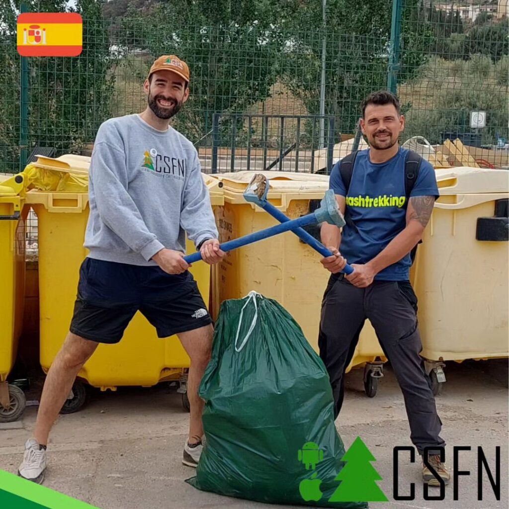 Alejandro y César haciendo trashtrekking en Casabermeja.