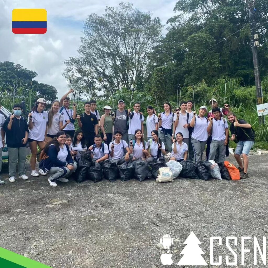 Tilemaxos y el equipo de Acción Voluntaria en Pereira.