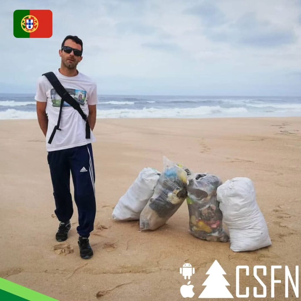 Ricardo Machado and team during a cleanup at Praia do Samouco.