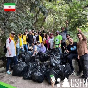 Estudiantes de Tamozi limpiando en Irán