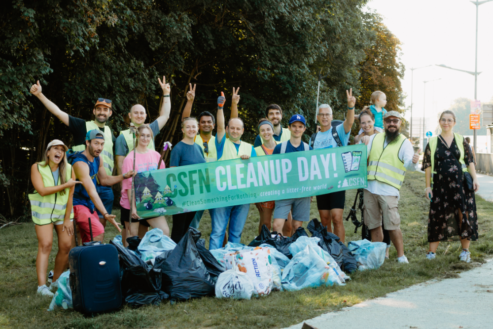 Des volontaires de tous âges en action : Une équipe dédiée nettoie une forêt avec des sacs de déchets. Volontaires en action