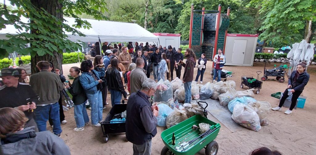 Voluntarios limpiando en el Festival FrancoFolies