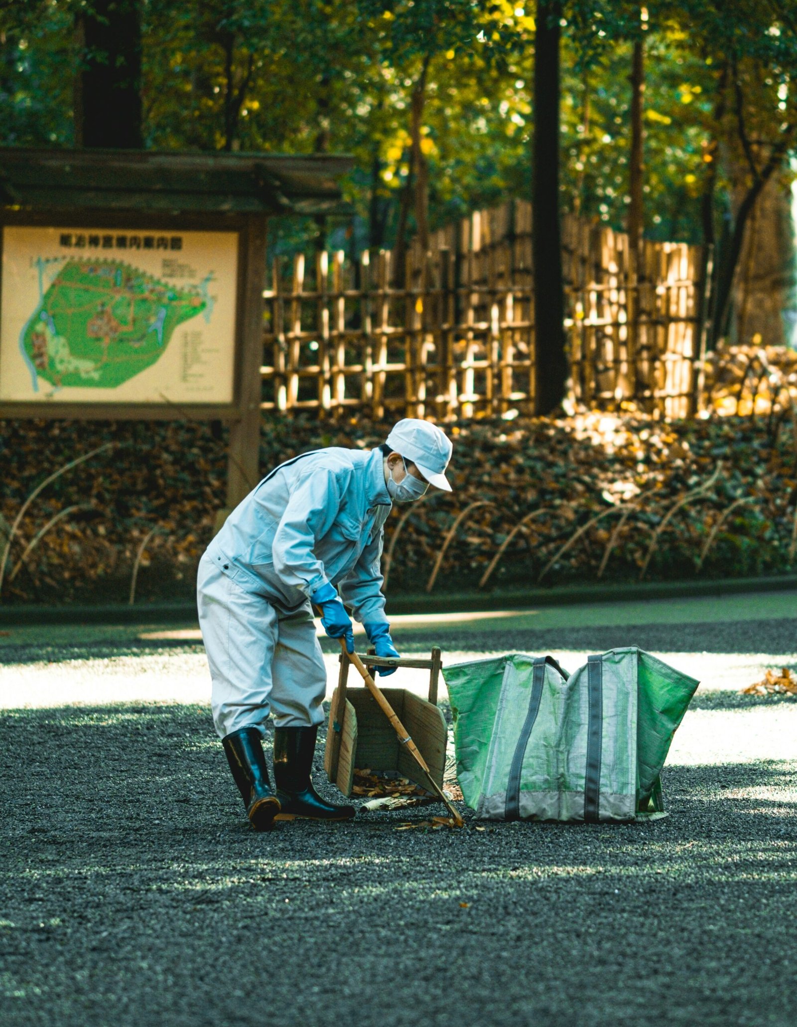A volounteer picking up litter, illustrating Spogomi in action
